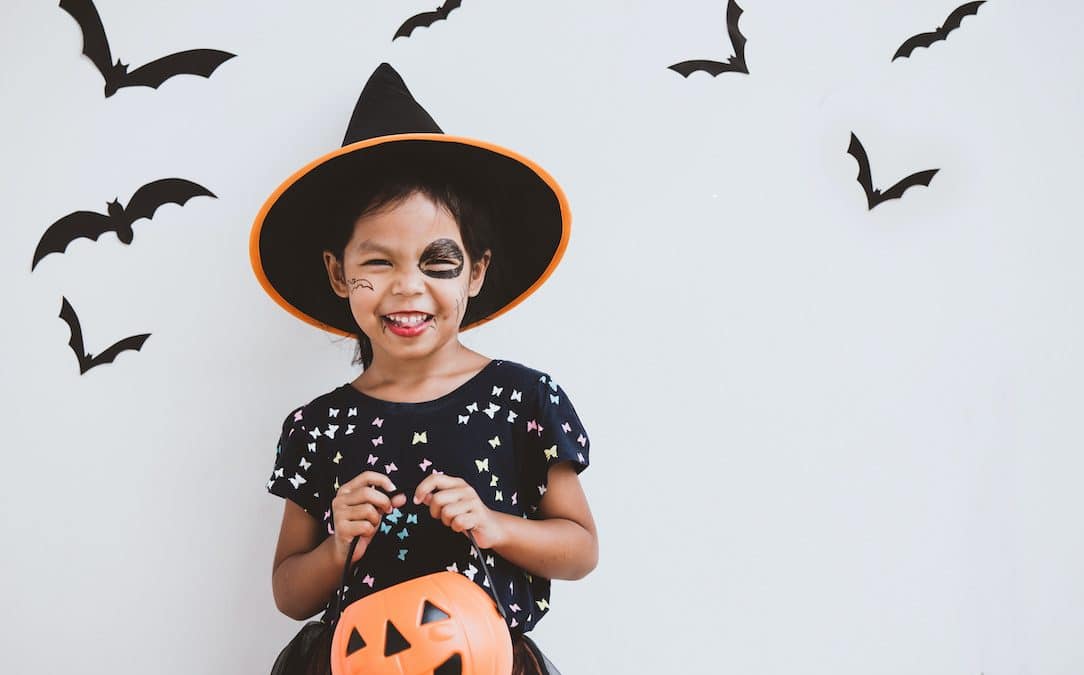 how-to-keep-your-kids-teeth-healthy-this-halloween-trick-or-treating-tips