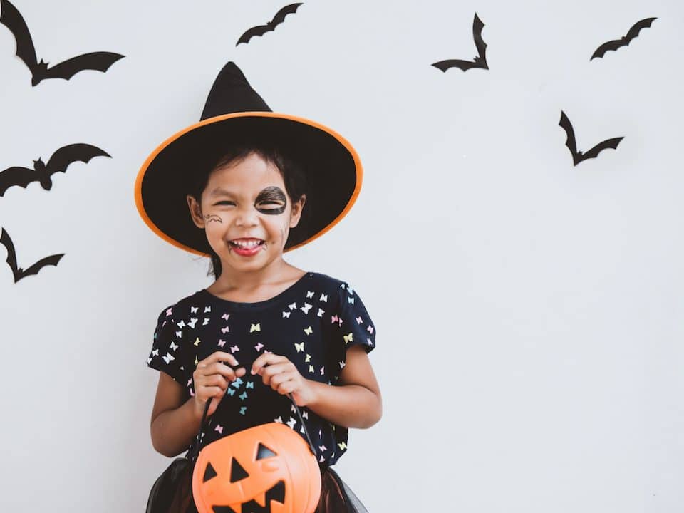 how-to-keep-your-kids-teeth-healthy-this-halloween-trick-or-treating-tips